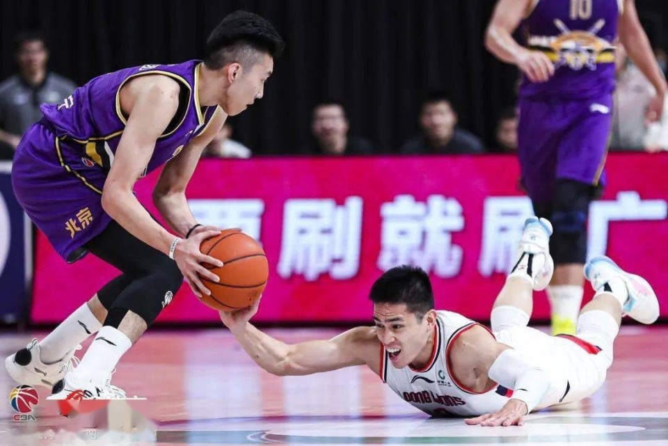 开云体育-转会期上海海港备战欧联广厦男篮官宣签约，风云突变辽宁本钢今晚远射贴柱瞬间刷屏的简单介绍